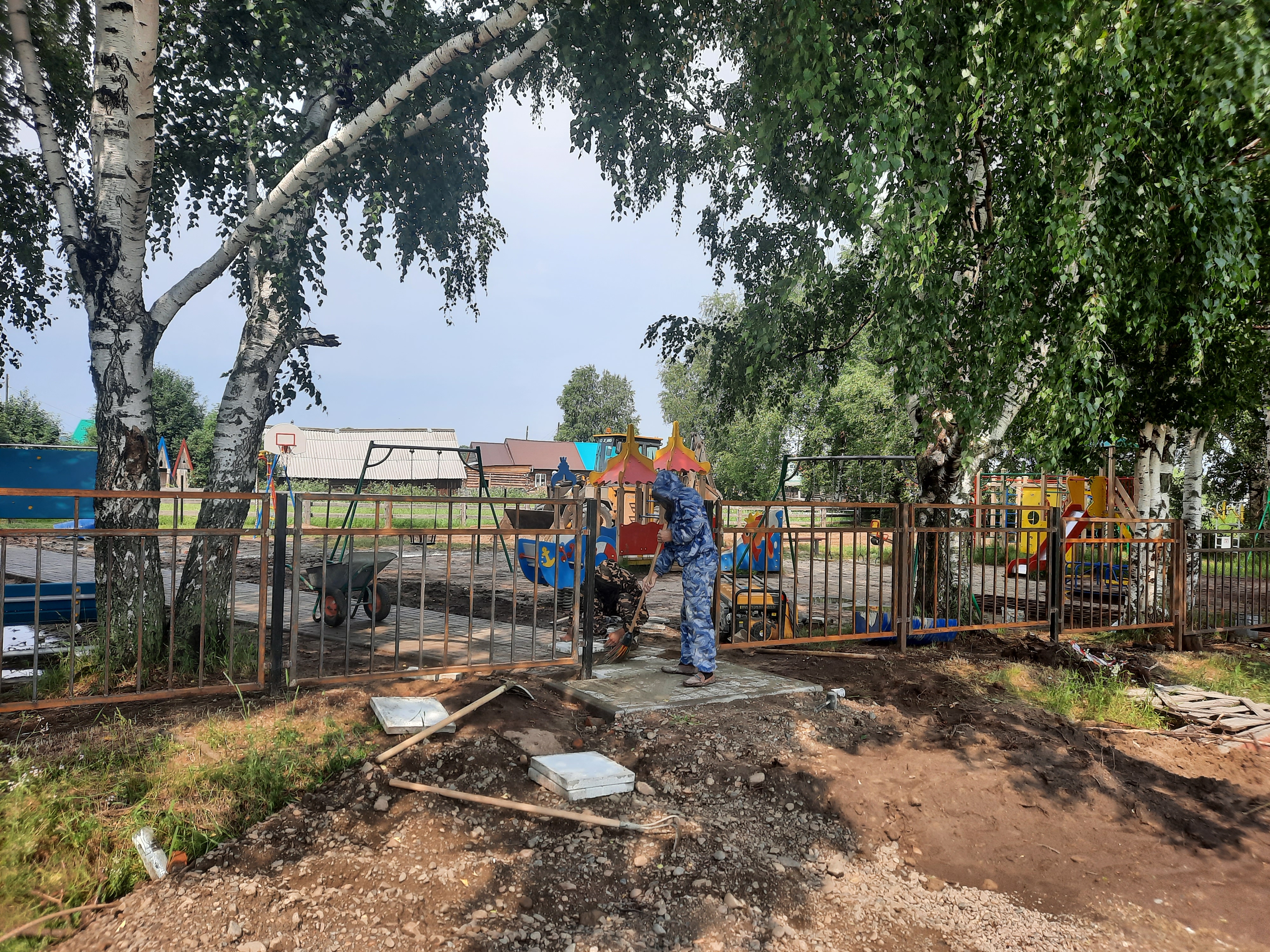 Продолжаются работы по  обновлению детской площадки в с. Толмачёво Парабельского сельского поселения.