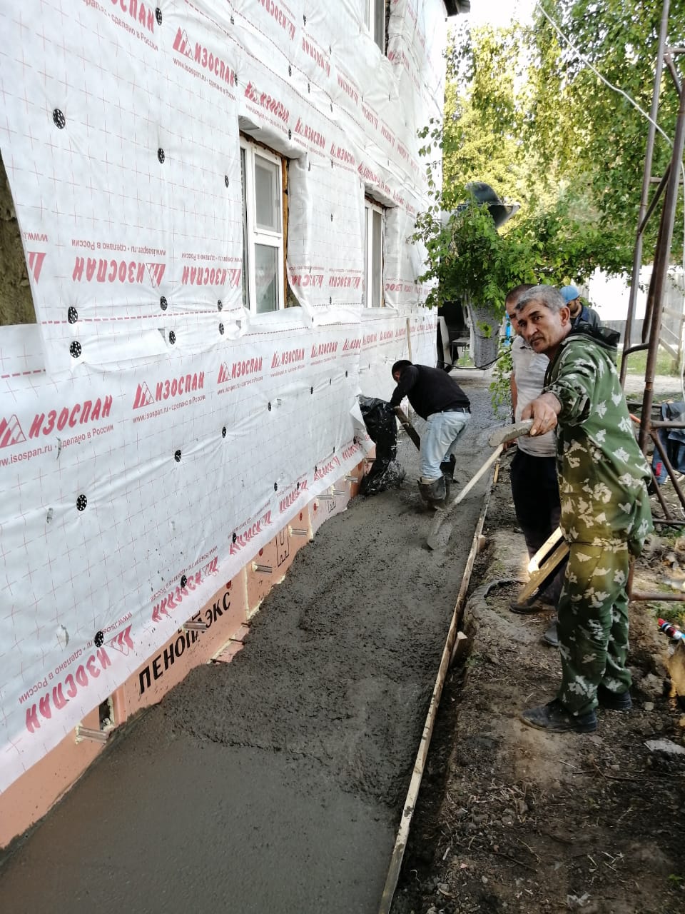 В с. Парабель продолжается капитальный ремонт многоквартирных домов №14 и №20 по улице Чехова.