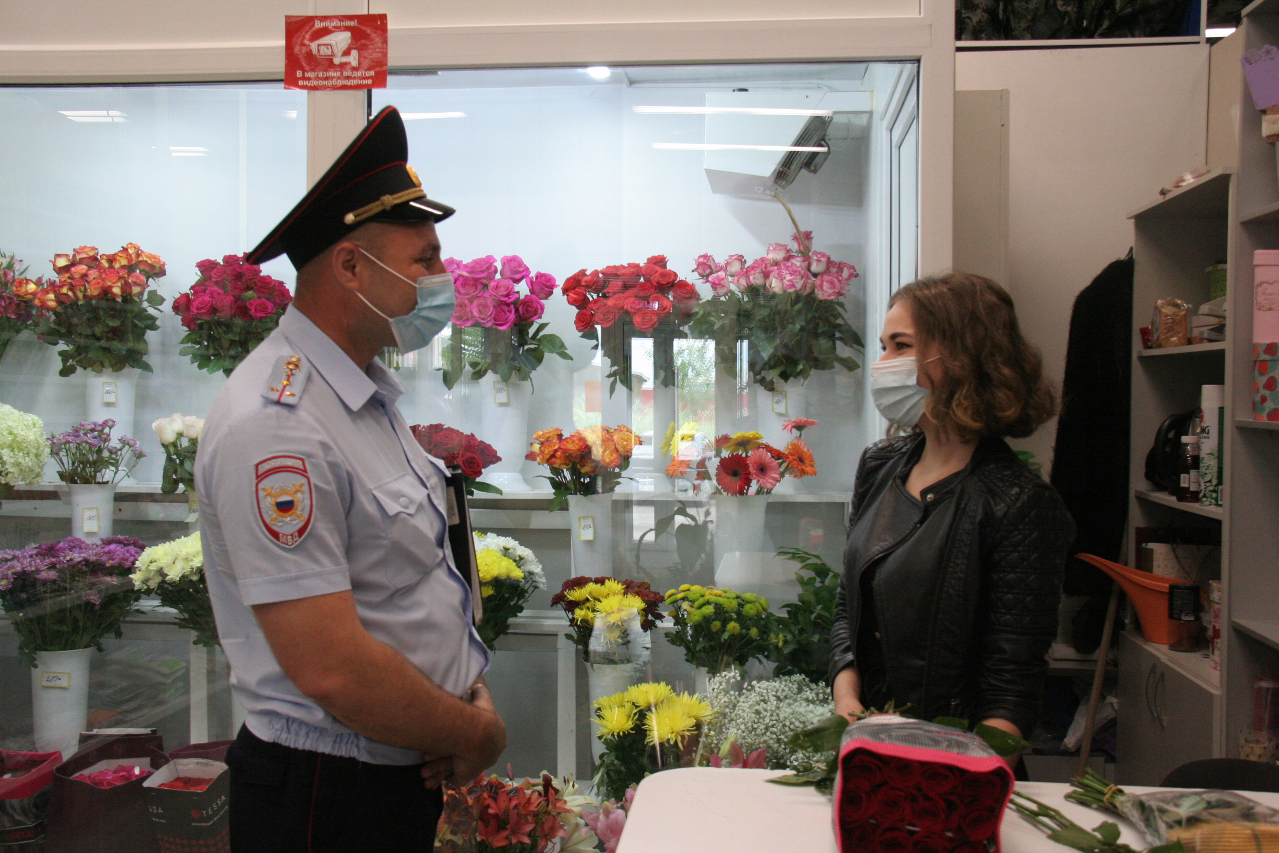На территории Томской области продолжает действовать масочный режим. И об этом жителям Парабельского района напоминают полицейские.