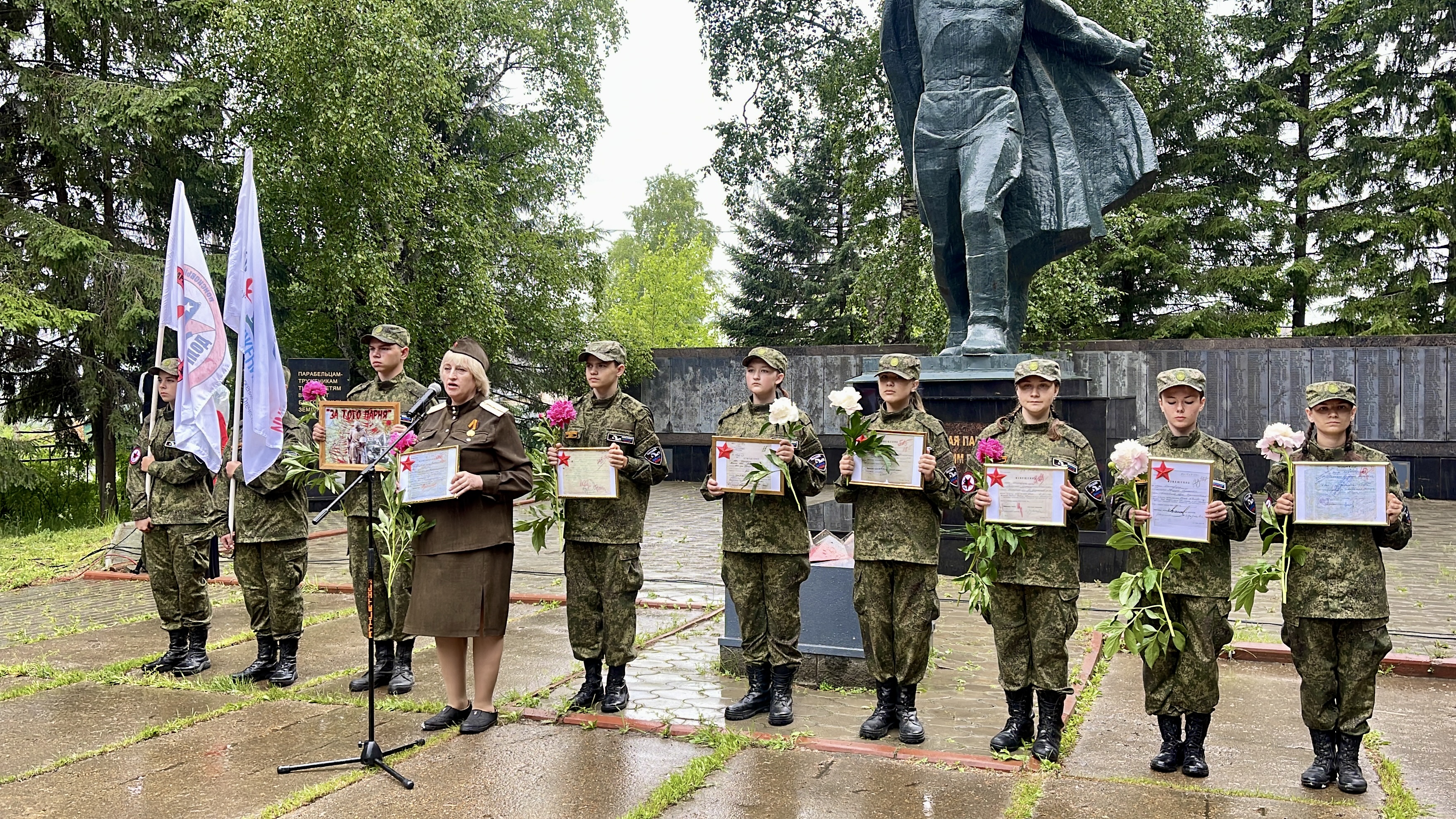 Сегодня парабельцы приняли участие в мининге, посвященном Дню памяти и скорби. 