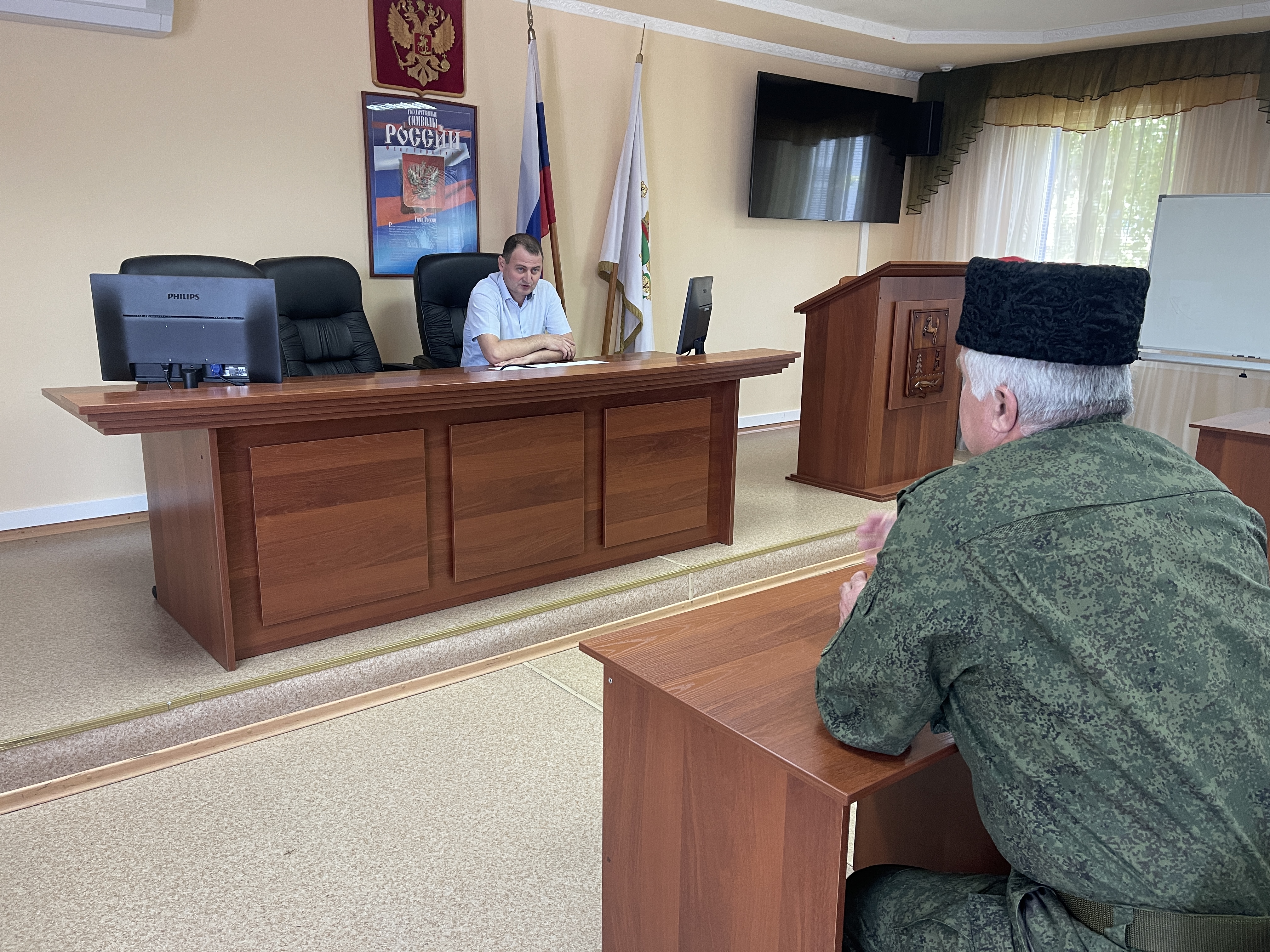 Сегодня заместитель главы района Дмитрий Барсагаев провел совещание по обеспечению правопорядка и безопасности при проведении фестиваля «Этюды Севера»