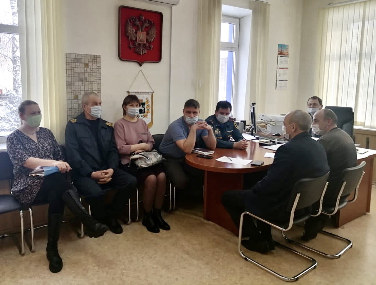 стол и стулья должны быть дду