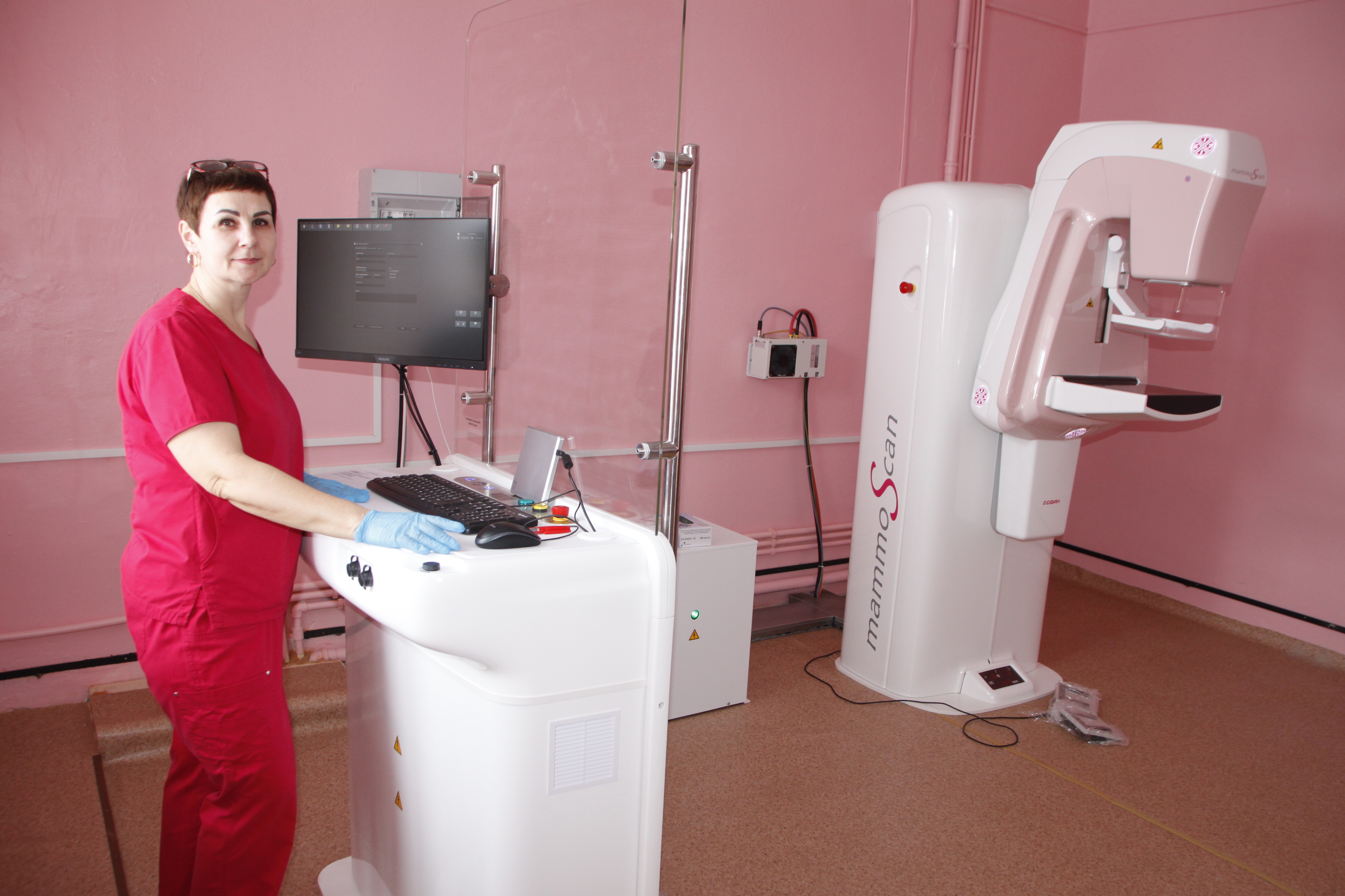 С 6 марта в Парабельской районной больнице запущен в работу новый современный цифровой маммографический комплекс.