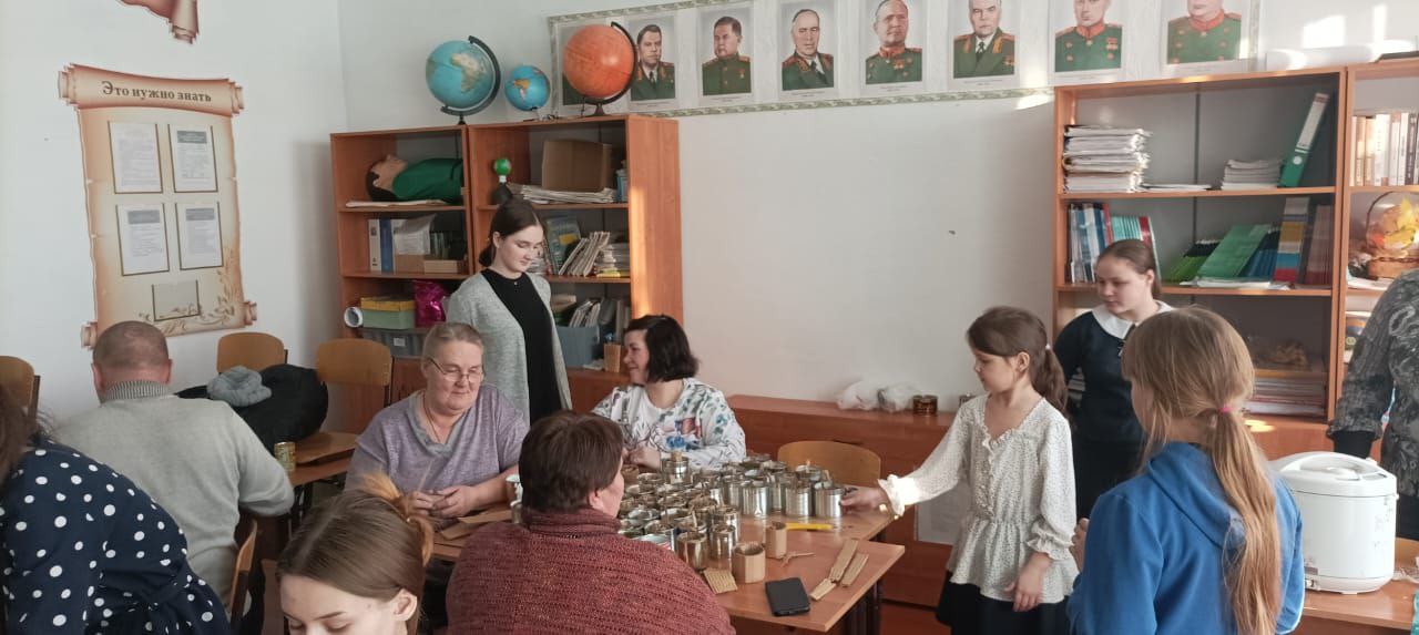 Новосельцевская школа подключились к акции по изготовлению блиндажных свечей для военнослужащих, находящихся в зоне СВО.