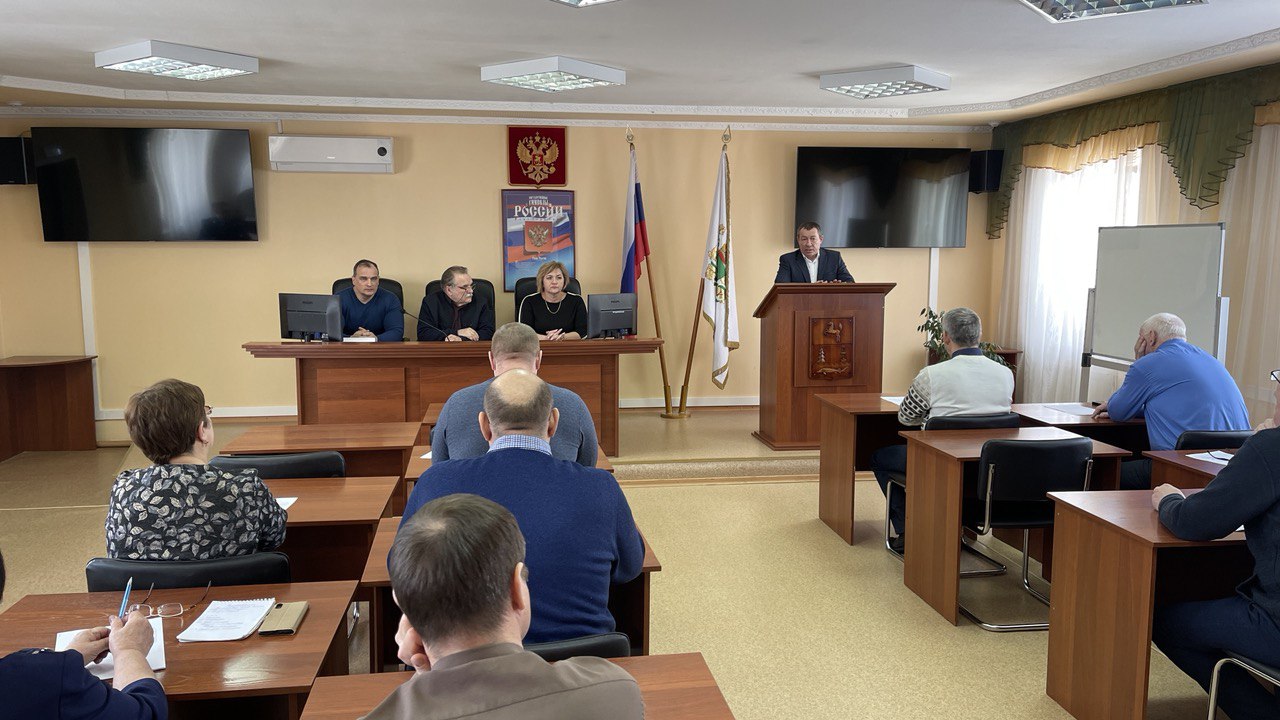 Дума Парабельского района приняла отставку главы Александра Карлова