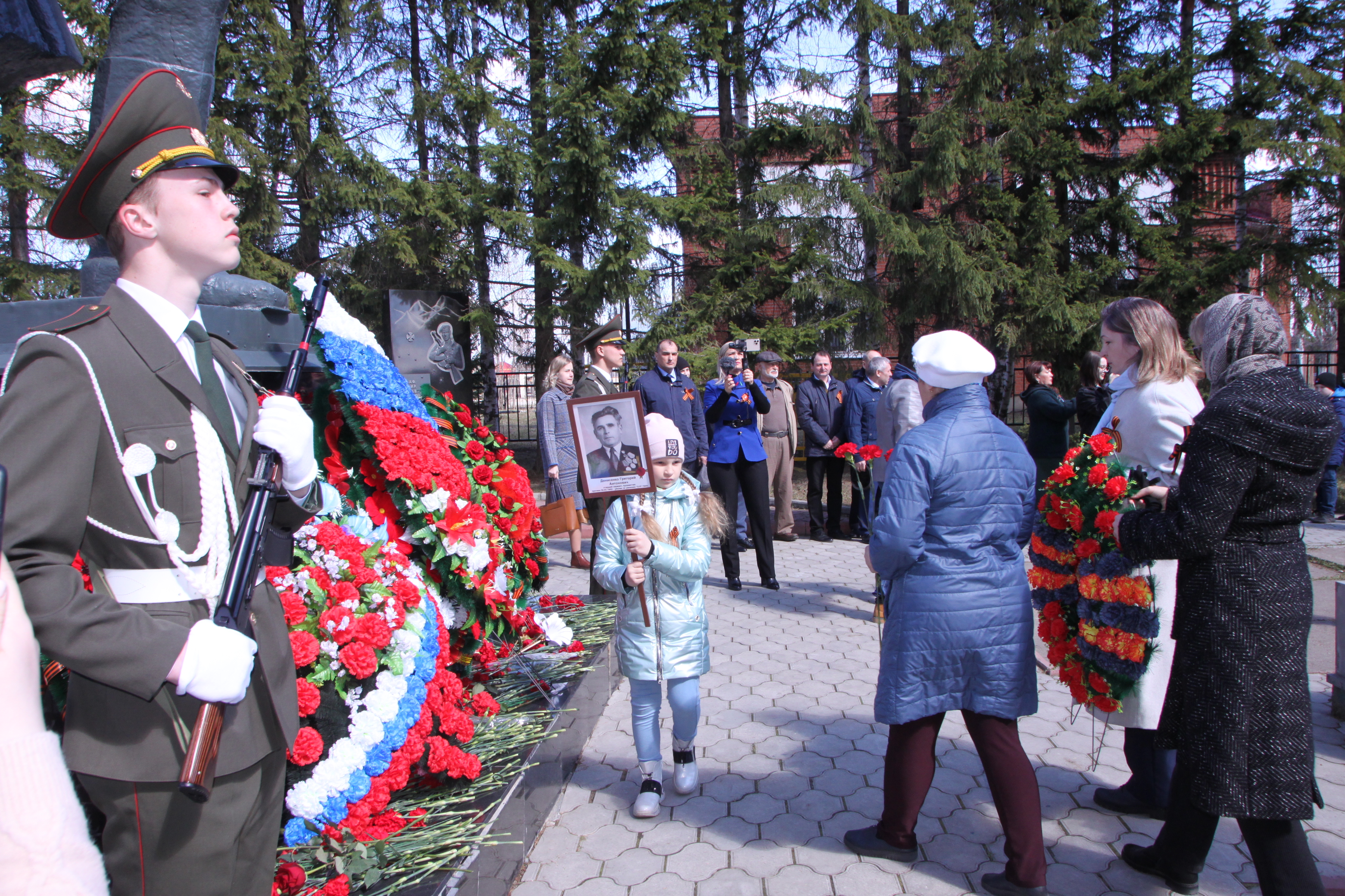 Как Парабель встретила победный день 9 мая. Возложение цветов и венков к мемориалу воинской и трудовой славы.