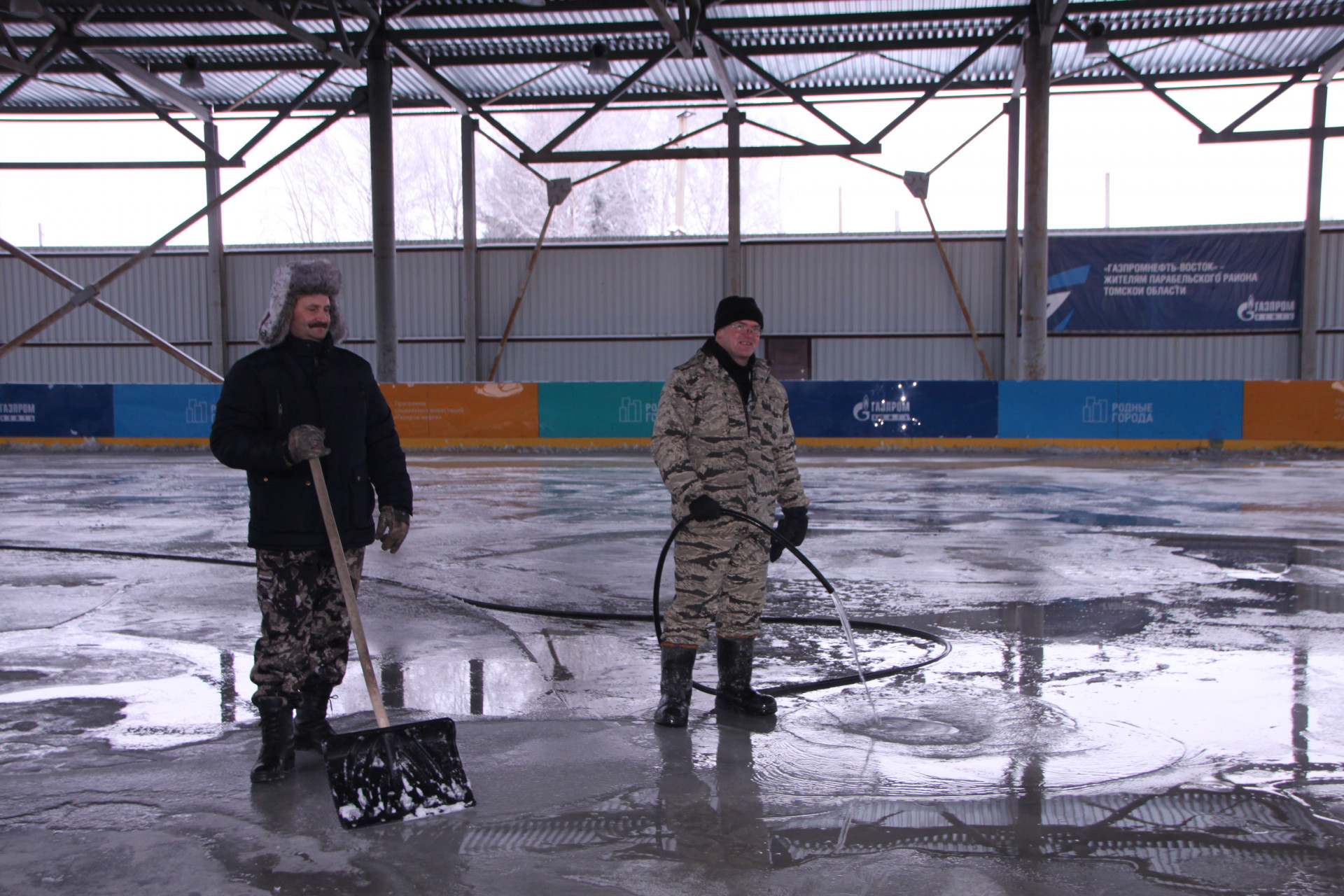 С первыми морозами Детско-юношеская спортивная школа приступила к подготовке ледового корта в микрорайоне Нефтяников к зимнему сезону.