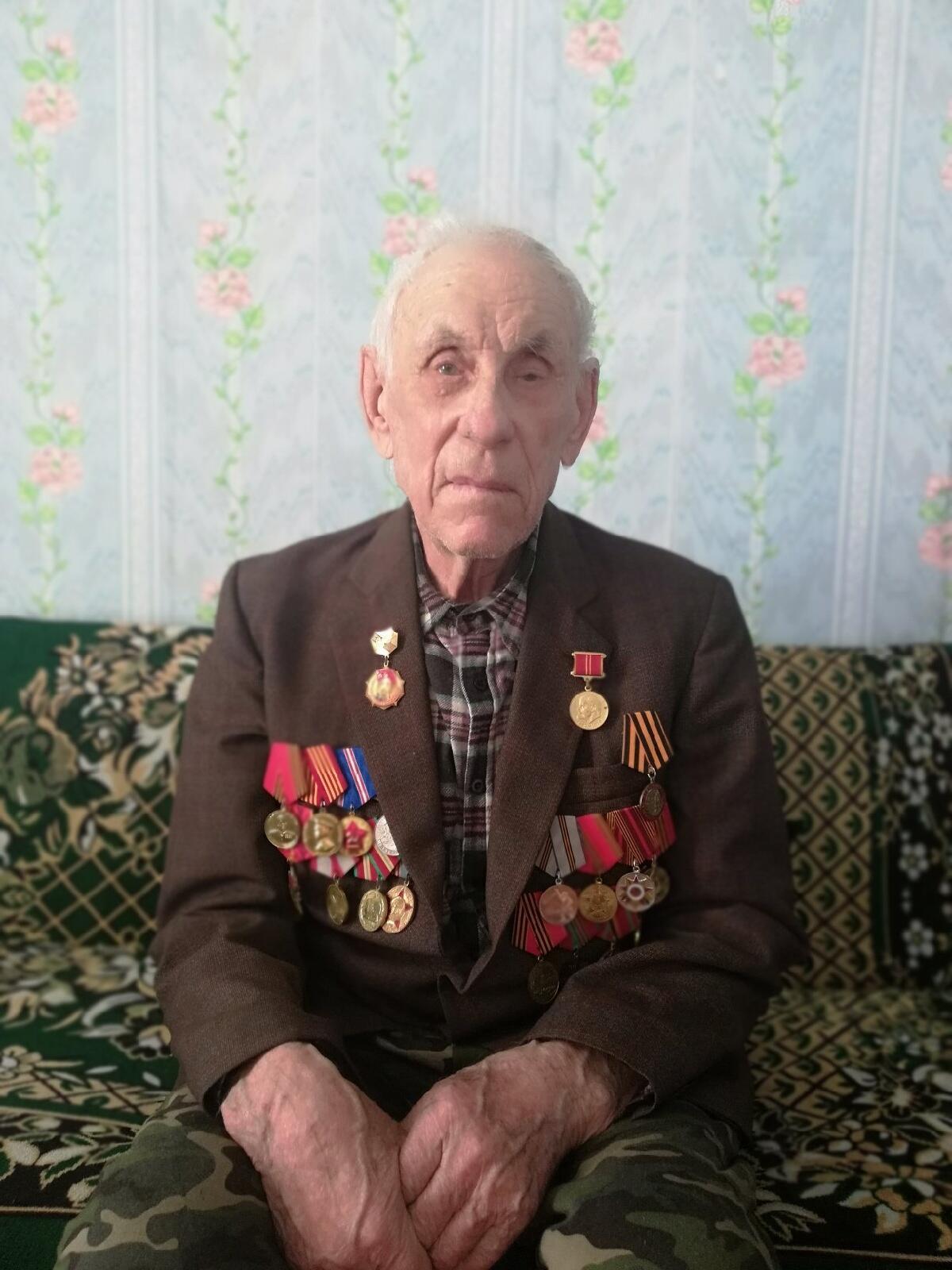 Раз в год в праздничный день, День Победы, участник  войны Вениамин Александрович СУХУШИН надевает парадный пиджак с медалями и орденами.