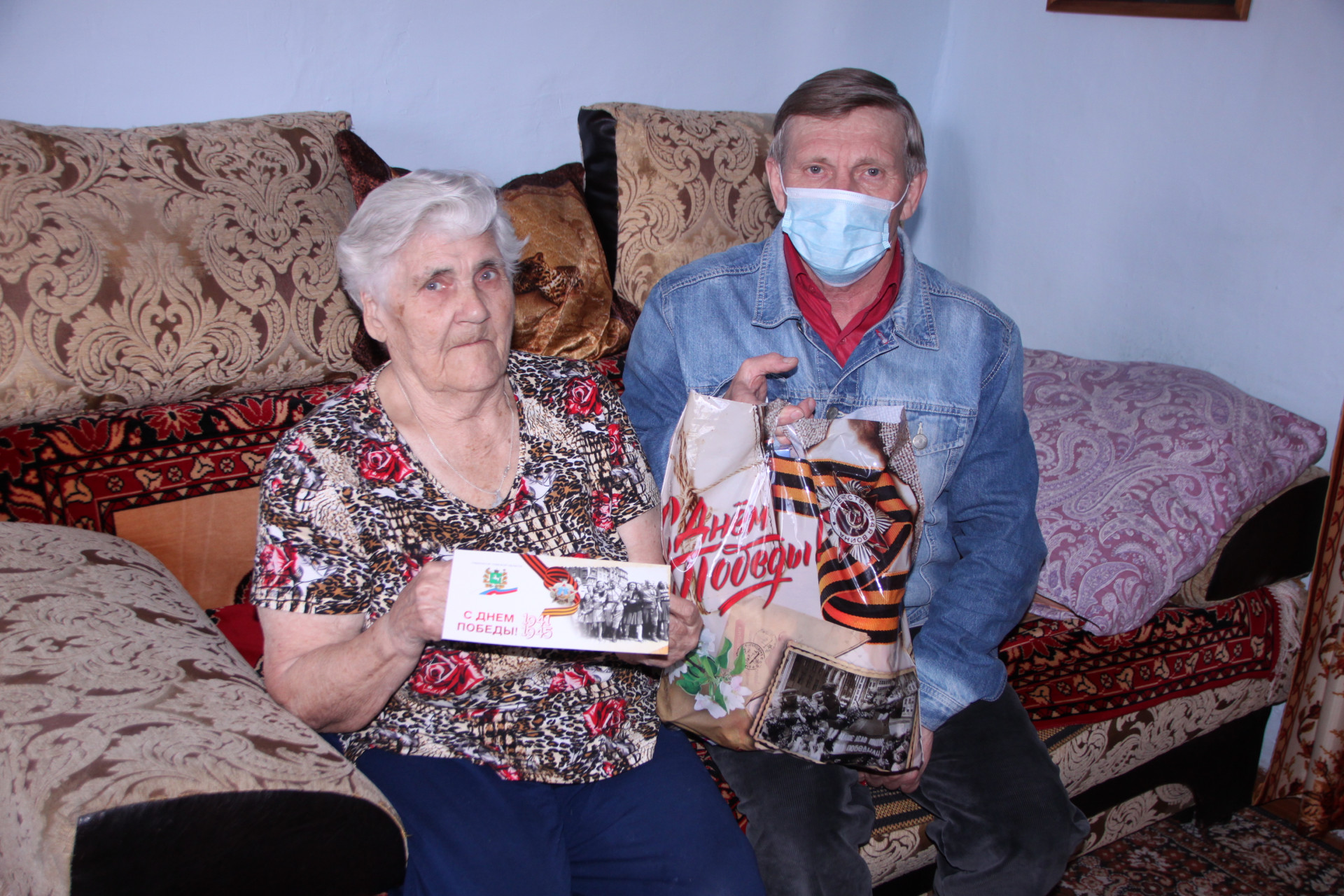 Ко Дню Победы участники войны, вдовы ветеранов и труженики тыла Парабельского района получили подарки к праздничному столу.
