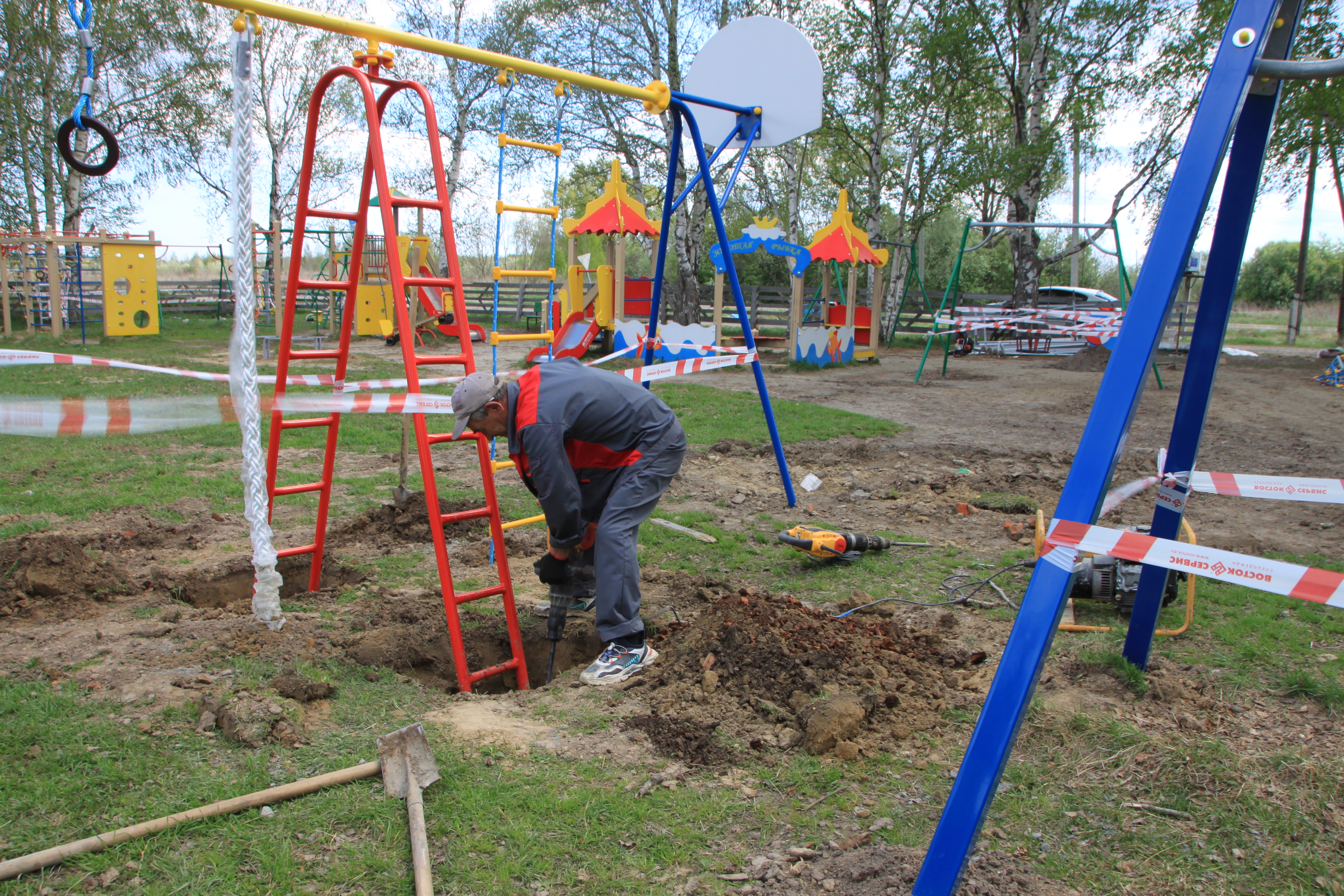 В рамках программы «Формирование комфортной городской среды» начались работы по  обновлению детской площадки в с. Толмачёво.