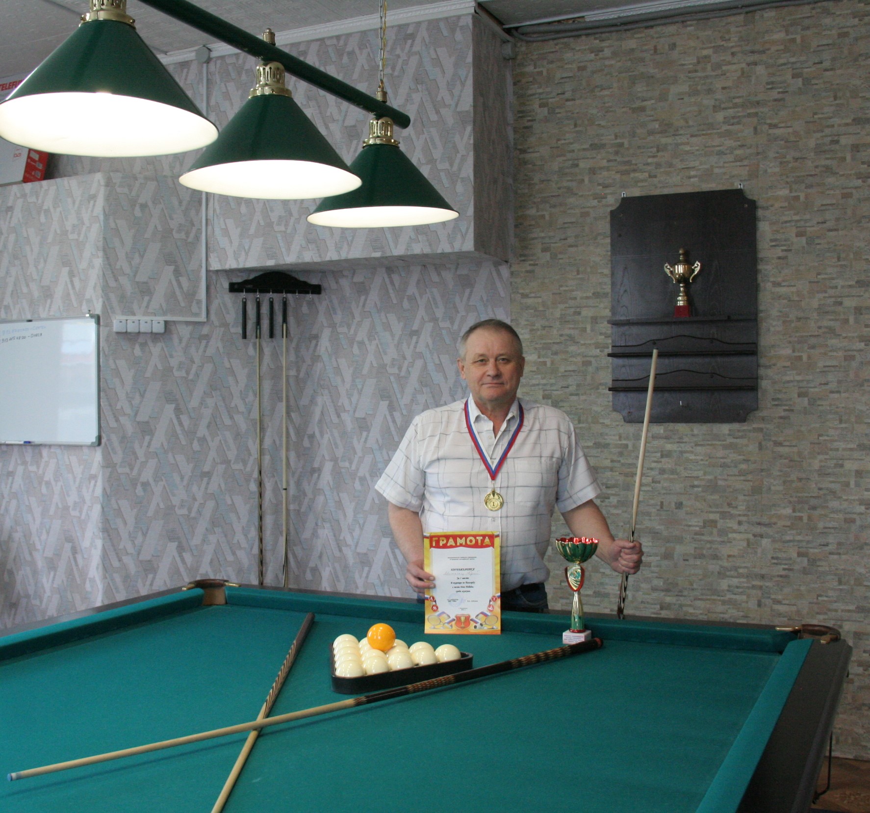 В мае в г. Колпашево прошёл турнир по бильярду. Победителем его стал участник из Парабельского района – Юрий Михалец.