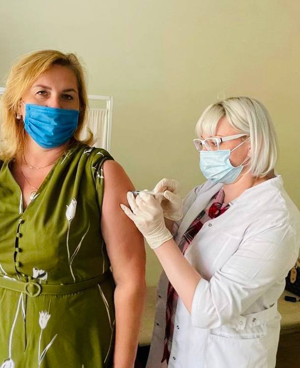 Сегодня и.о. главы района Елена Рязанова сделала прививку от covid-19, несмотря на то, что еще в декабре 2020 г. переболела и имеет антитела.