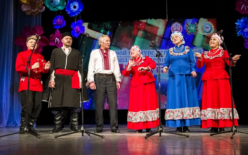 Год назад, 14 октября, в районном Доме культуры был создан новый коллектив – ансамбль украинской казачьей песни «Хортица», в состав которого вошли этн